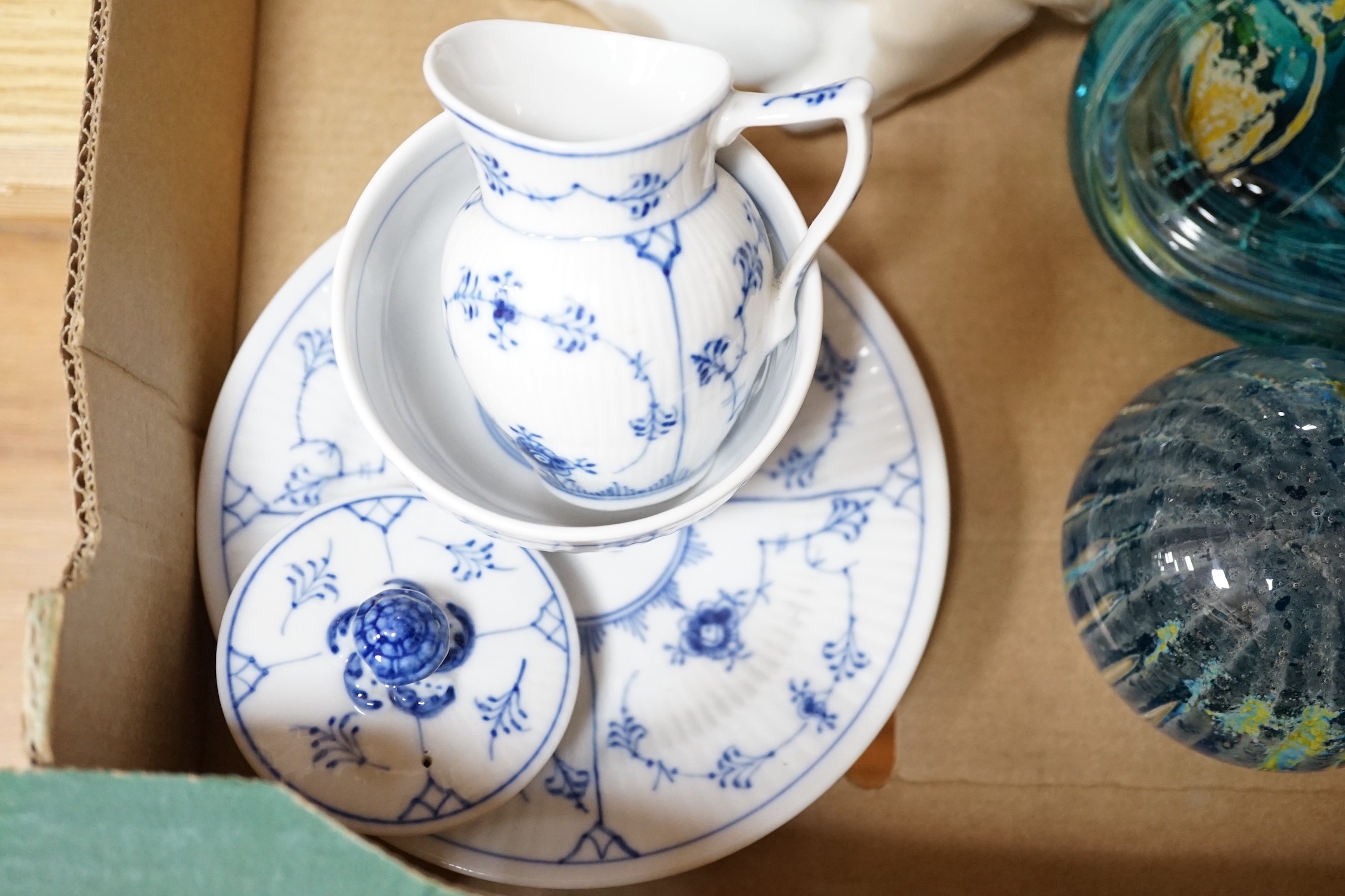 A quantity of mixed ceramics and glassware
